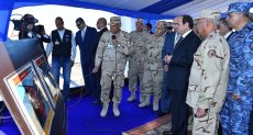 الرئيس السيسي يستمع إلى شرح مراحل تطوير موانىء شرق بورسعيد