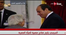السيسي يكرم معلمة الوزراء لنده سليمان 