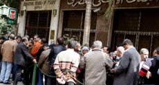 المصريون يتعاملون مع البنوك