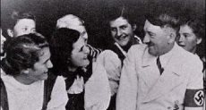 هتلر مع المعجبات