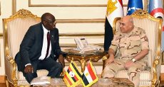 وزير الدفاع يلتقي بوزير الدولة الأوغندي لشئون المحاربين القدامي