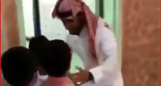 كيف استقبل معلم سعودي تلاميذه أمام الفصل