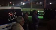 أسرة الصيدلي المصري تنتظر خروج جثمانه من المطار باللافتات