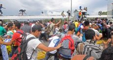 الشرطة الأمريكية تطلق قنابل الغاز على المهاجرين بالحدود المكسيكية