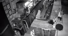 هجوم "عصابة الديدان" على مطعم أمريكي