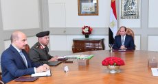 الرئيس السيسي يتلقى مع اللواء كامل الوزير واللواء كامل هلال