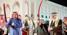 خادم الحرمين وملك البحرين يؤديان العرضة السعودية