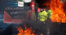 المحتجون فى فرنسا يشعلون النيران بمستودعات نفط "ديبوت"