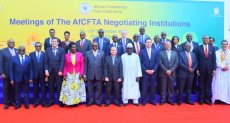 وزير التجارة يتوسط الوزراء الأفارقة