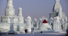 سكان شرق الصين يصنعون ضبابا جليديا 