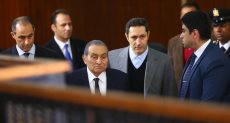 مبارك بصحبة نجليه أثناء الإدلاء بشهادته في قضية اقتحام الحدود