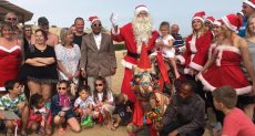 بابا نويل يورع الهدايا علي السياح