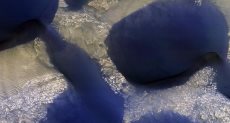 كثبان رملية زرقاء بسطح المريخ
