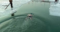 صينيون يسبحون فى بحيرة هوهاى المتجمدة للحفاظ على صحتهم