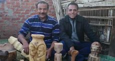 أحمد أحمد محمود ينحت التماثيل الخشب