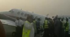 الطائرة بركت بذيلها على أرضية مدرج المطار