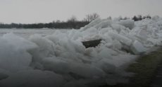  تسونامى كندا بالثلج خلال طفوه فوق نهر نياجرا