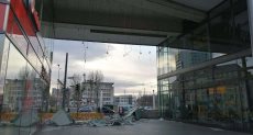 جانب من موقع سقوط سقف مبني علي سائق سيارة بألمانيا