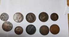 العملات الأثرية بعد ضبطها