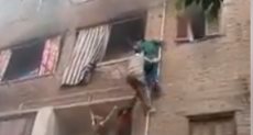 شاب ينقذ 3 أطفال من حريق شقة