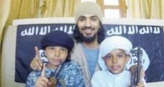  صورة للأب الانتحارى مع طفليه لدى داعش