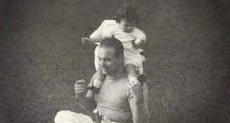 الملك فاروق يحمل ابنته فريال على كتفه