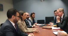 سحر نصر خلال اجتماعها مع السكرتير العام لوزارة التنمية الدولية البريطانية