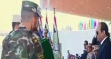  الرئيس يتسلم درع القوات المسلحة