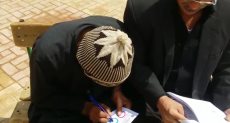  مسن مشارك فى الاستفتاء على الدستور