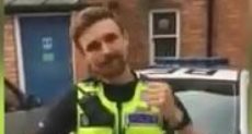 شرطى بريطانى يهنئ المسلمين