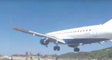 جانب من هبوط الطائرة هبوط غريب لطائرة بريطانية في مطار جزيرة يونانية (فيديو)