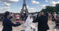 عروسان مصريان يرقصان أمام برج إيفل
