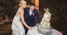 العروسان والكيكة