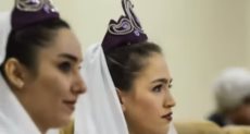 فتيات بدون حجاب فى لقاء للرئيس الإيراني