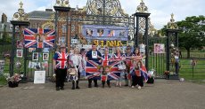 البريطانيون أمام قصر الأميرة ديانا