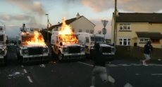 شباب يلقون قنابل حارقة على سيارات الشرطة بأيرلندا