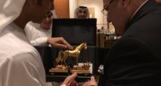 الدكتور حسن راتب يتسلم درع "الحصان العربى الذهبى"