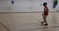 الفتى ميكي يمارس لعب كرة القدم