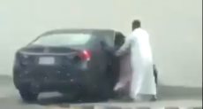 شخص يصفع طفلة ويضرب رأسها فى سيارته بالسعودية