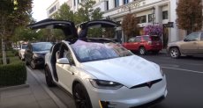 سيارة تسلا Tesla Model X الراقصة