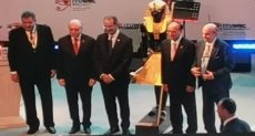 وزير الاتصالات يهدى تمثال توت عنخ آمون لرئيس الاتحاد الدولى للاتصالات