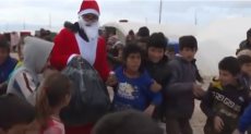 بابا نويل مع أطفال مخيم واشوكانى