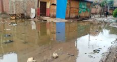 مياه الأمطار تحاصر منازل قرية السيالة