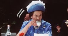 الملكة إليزابيث في حفلة شاي