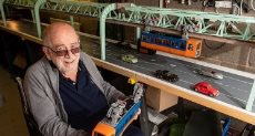 العجوز ونموذج أقدم قطار معلق في العالم