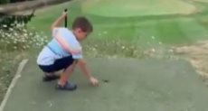 طفل يلعب الجولف