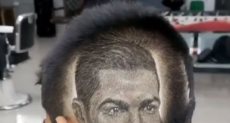 مشجع يرسم وجه رونالدو على شعره من الخلف