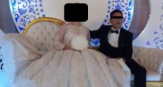 المتهم خلال حفل زفافه بإحدى ضحاياه باسم مزيف