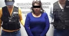القبض على الزوجة من قبل السلطات في المكسيك
