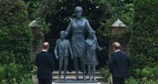 هارى ووليام أمام تمثال والدتهما الراحلة الأميرة ديانا